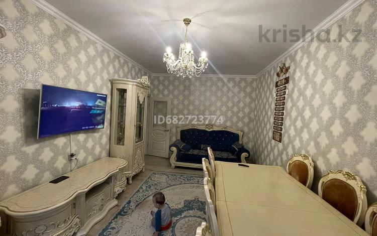 4-комнатная квартира, 100 м², 2/9 этаж, мкр Аксай-1 12 за 70 млн 〒 в Алматы, Ауэзовский р-н — фото 2
