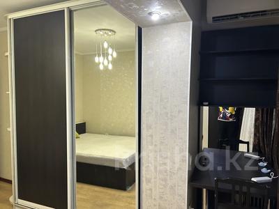 2-бөлмелі пәтер · 44 м² · 9/10 қабат, Мкр Аксай5 Б. Момышулы 25, бағасы: 250 000 ₸ в Алматы, Ауэзовский р-н