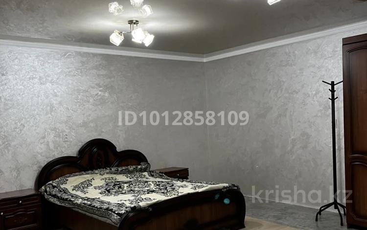 Отдельный дом · 2 комнаты · 80 м² · 6 сот., Жибек жолы 70а — Рядом за 199 999 ₸ в  — фото 2