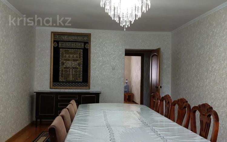 4-комнатная квартира, 105 м², 4/5 этаж, казыбек би за 30 млн 〒 в Таразе — фото 3