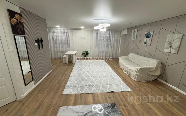 3-комнатная квартира · 80 м² · 2/5 этаж, мкр Юго-Восток, 27й микрорайон за 420 000 ₸ в Караганде, Казыбек би р-н — фото 2