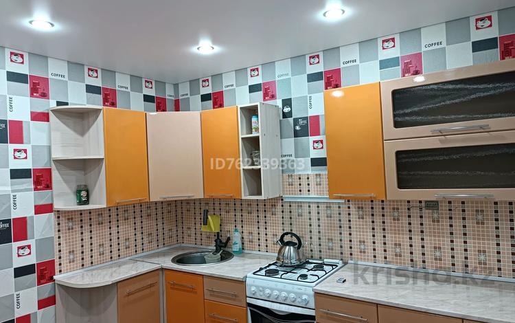2-бөлмелі пәтер · 55 м² · 5/9 қабат, 6 мкр — Рядом Автовокзал, супермаркет Козына,ресторан Орда., бағасы: 14 000 ₸ в Лисаковске — фото 2