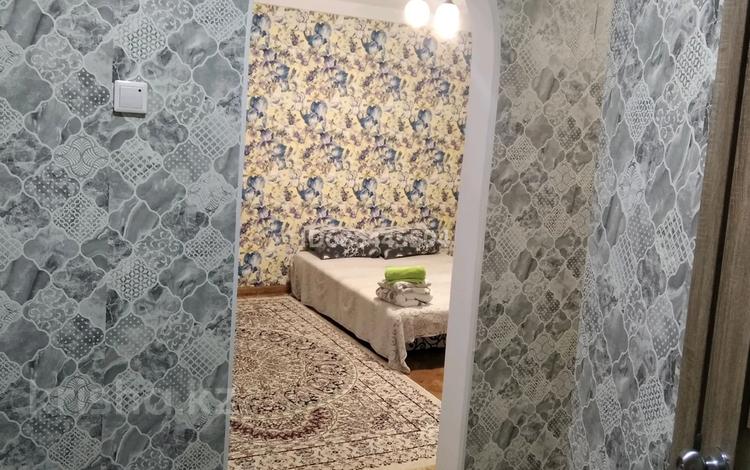 1-комнатная квартира, 30 м², 1/5 этаж посуточно, мкр 8 76 за 6 000 〒 в Актобе, мкр 8 — фото 2