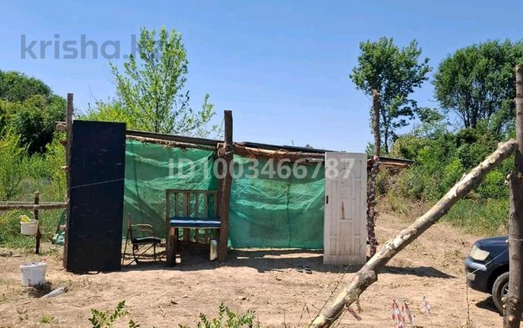 Участок · 6 соток, Баянды — Посёлок Жандосова вниз по асфальтированной дороге по улице Жобалама до улицы Баянды, дальше 200-метров грунтовая дорога. — Участок посёлок Жандосова 6-соток ровная, водопровод, газ, свет и всё в шаговой доступности рядом строится Школа и дорога 14-метров ширину за 4 млн 〒 в Алматы — фото 2