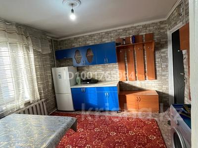 1-комнатная квартира · 24 м² · 3/9 этаж, Дулатова 206 — Продается квартира по адресу улица Дулатова 206, правое крыло, 9 этаж, большая сторона 19кв. м. Хорошее месторасположение - рынок Жансая, Смокк, торговый дом Казына, Акшын, Мереке, Улар, Алатау, школа #4. На первом этаже магазин Fix price. В шаговой доступности два супермаркета Small. Частично меблирована (без спального места) - свежий кухонный гарнитур, стол, комод, стенка. Хороший двор, строится новая детская площадка. Вся техника остается - холодильник, стиральная машина, аристон, двойная электроплита, телевизор ламповый, DvD проигрыватель. Пластиковые окна не продуваются зимой. Две батареи на 19кв. м жарят зимой; одна из батарей новая биметаллическая, все соединения новые. Ремонт средний - где-то подклеить, где-то подтянуть, доделать входную дверь. Хороший торг. за 7.5 млн 〒 в Семее