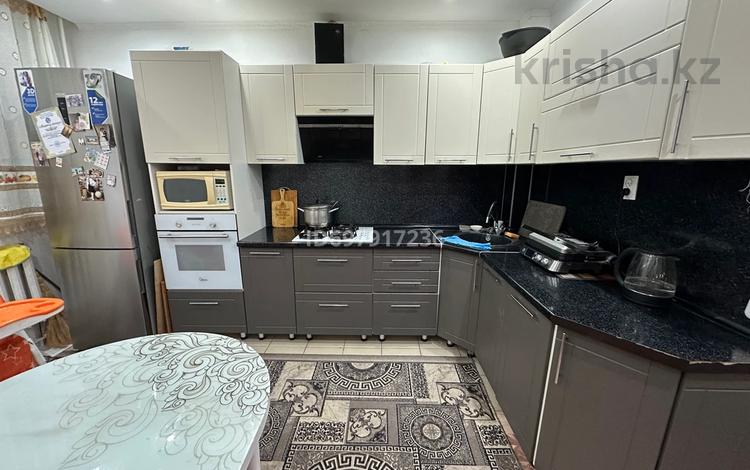 2-бөлмелі пәтер · 70 м² · 4/5 қабат, 10 мкр — Возле школы 6, бағасы: ~ 23 млн ₸ в Аксае — фото 2