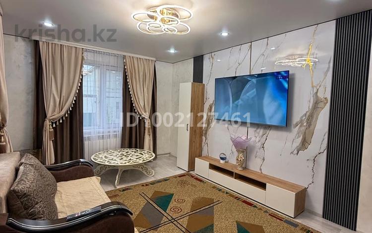 3-комнатная квартира · 65 м² · 2/2 этаж, 342 квартал 24 — Силина-Кабылбаева за 15 000 〒 в Семее — фото 2
