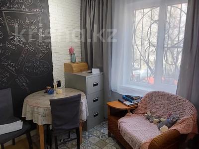 2-комнатная квартира, 52 м², 1/5 этаж, мкр Аксай-4 за 31.5 млн 〒 в Алматы, Ауэзовский р-н