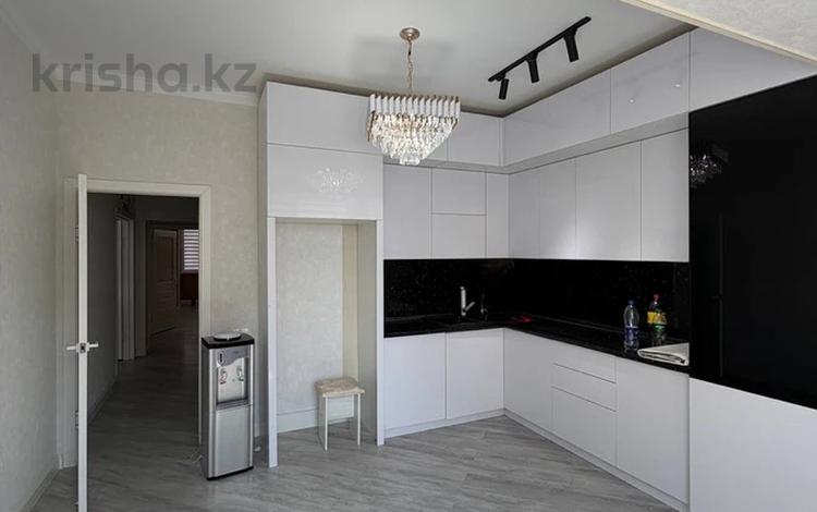 3-комнатная квартира · 110 м² · 5/8 этаж, 19-й мкр 45 за 38.9 млн ₸ в Актау — фото 2