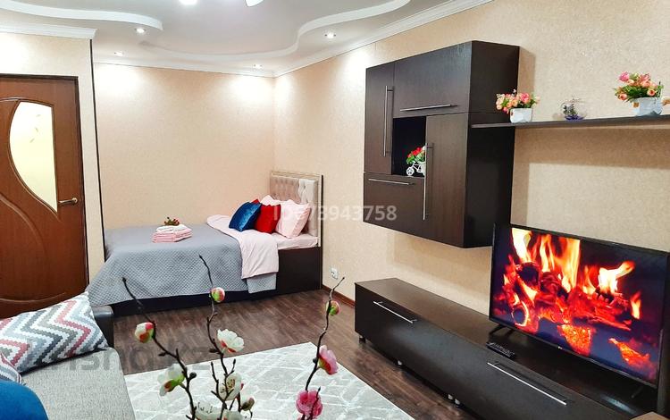 1-комнатная квартира, 35 м², 2/5 этаж посуточно, Мкр Жайлау 3 за 10 000 〒 в Таразе — фото 2