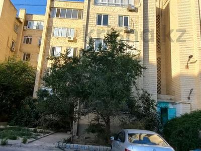 4-комнатная квартира, 100 м², 4/5 этаж, 15-й мкр 25 за 26 млн 〒 в Актау, 15-й мкр