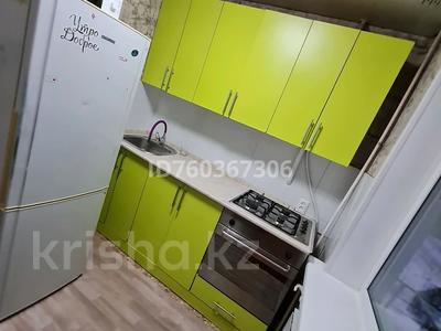 3-комнатная квартира · 56 м² · 1/5 этаж, мкр Новый Город, Нуркена абдирова 22 за 15 000 ₸ в Караганде, Казыбек би р-н