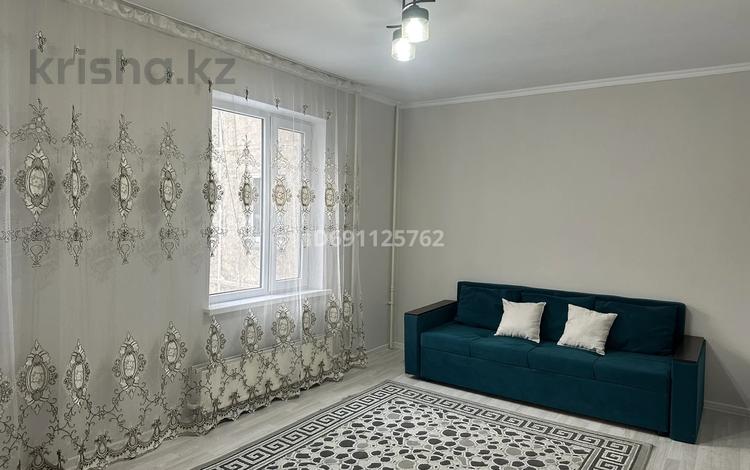 3-комнатная квартира, 60 м², 2/5 этаж, мкр Орбита-4 30 — Аль-фараби, Мустафина