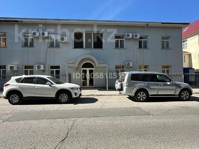 Свободное назначение, офисы, салоны красоты, фитнес и спорт, медцентры и аптеки, образование, конференц-залы, кабинеты и рабочие места, студии · 220 м² за 1.1 млн 〒 в Атырау, мкр Жилгородок