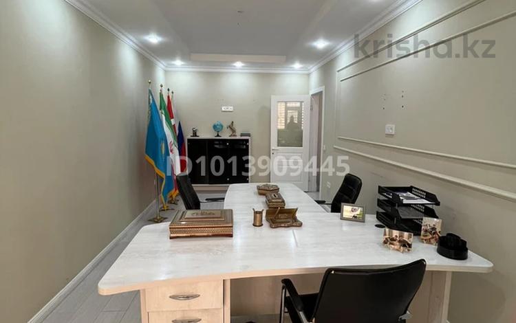 Офисы, кабинеты и рабочие места · 90 м² за 230 000 ₸ в Актау, 31Б мкр — фото 2