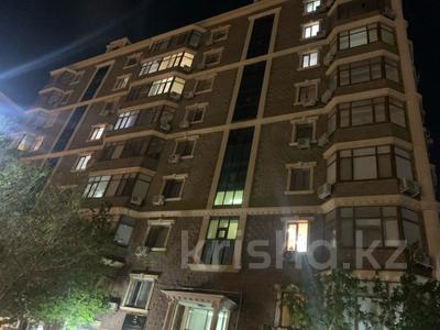 2-комнатная квартира, 82 м², 6/9 этаж, Валиханова 13 блок В за 43 млн 〒 в Атырау