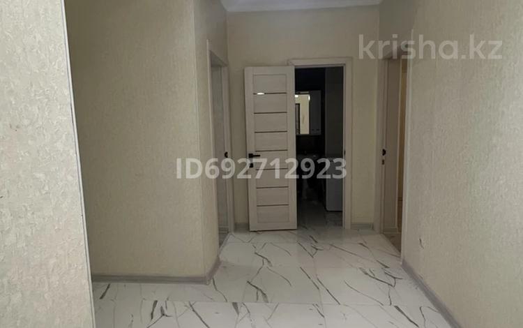 2-комнатная квартира, 67 м², 3/5 этаж, Балапанова 18 за 23 млн 〒 в Талдыкоргане, мкр Коктем — фото 2