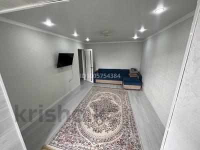 1-бөлмелі пәтер · 33 м² · 4/5 қабат, мкр 8 296/2 — За остановкой 8мкр, во дворе школа английского языка «Асерас», бағасы: 140 000 〒 в Актобе