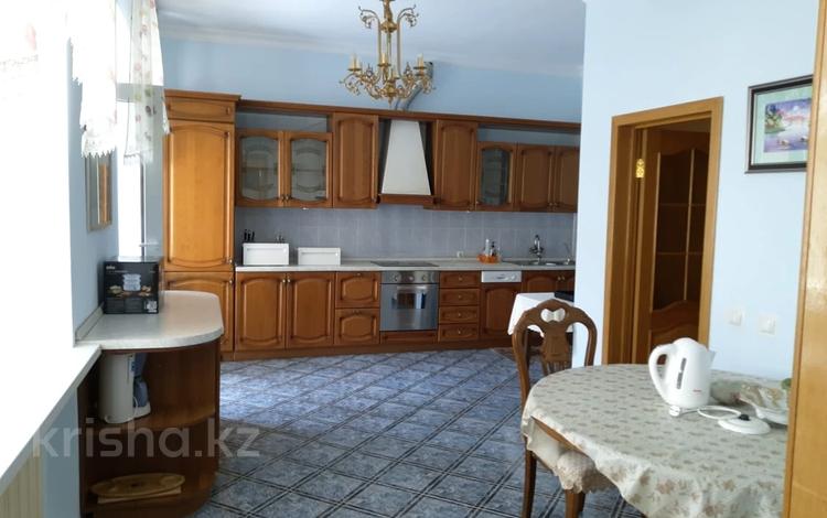 4-комнатная квартира, 200 м², 2/9 этаж помесячно, Азербайжана Мамбетова за 1 млн 〒 в Астане — фото 2