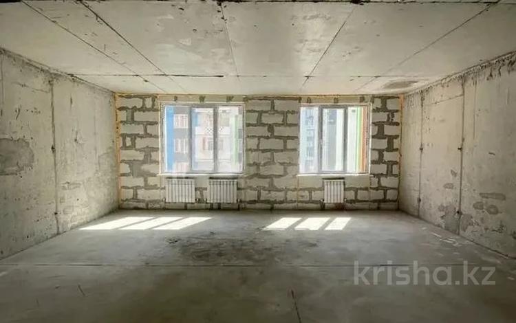 комната панельного дома 1973 года без ремонта. трехкомнатная квартира без отделки. комнаты т без ремонта. отделка в новостройке без отделки. черновая отделка комната с балконом.