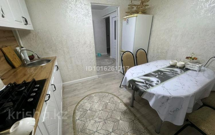 2-комнатная квартира · 53 м² · 2/5 этаж, 2микрорайон 40 — Сзади здания Ай бопе за 165 000 ₸ в Кульсары — фото 2