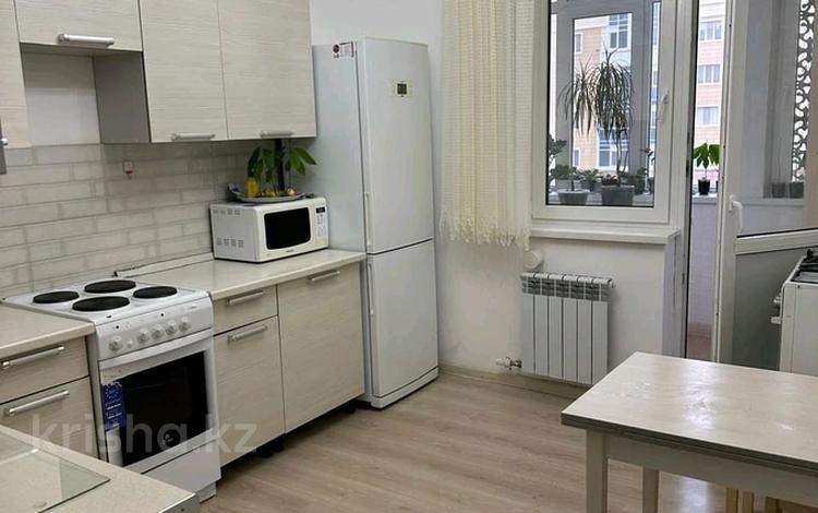 2-комнатная квартира, 70 м², 4/7 этаж помесячно, Бухар жырау 36 за 280 000 〒 в Астане, Есильский р-н — фото 2