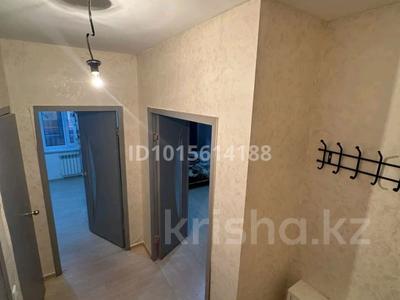 1-комнатная квартира · 49 м² · 7/9 этаж, мкр Старый Аэропорт, Самал 92 — Сдается 1 комнатная квартира в 10 мкр за 120 000 ₸ в Уральске