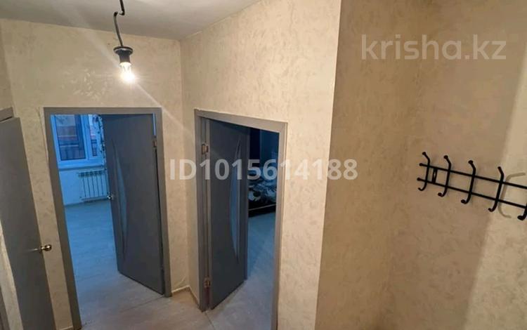 1-комнатная квартира · 49 м² · 7/9 этаж, мкр Старый Аэропорт, Самал 92 — Сдается 1 комнатная квартира в 10 мкр за 120 000 ₸ в Уральске — фото 2