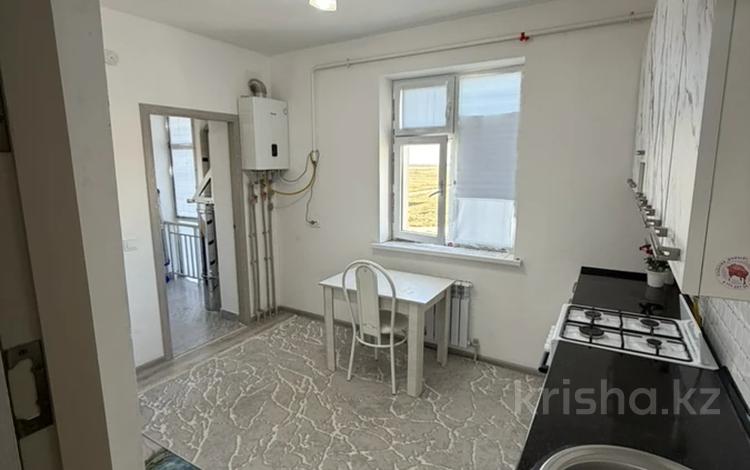 1-комнатная квартира · 36 м² · 4/7 этаж, 24 16 — рядом стадион арена, пол паркет , двери новые, квартира в отличном состоянии за 13 млн ₸ в Туркестане — фото 2