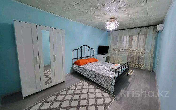 1-комнатная квартира, 36 м², 2/5 этаж посуточно, мкр Коктем-3 12 за 10 000 〒 в Алматы, Бостандыкский р-н — фото 2