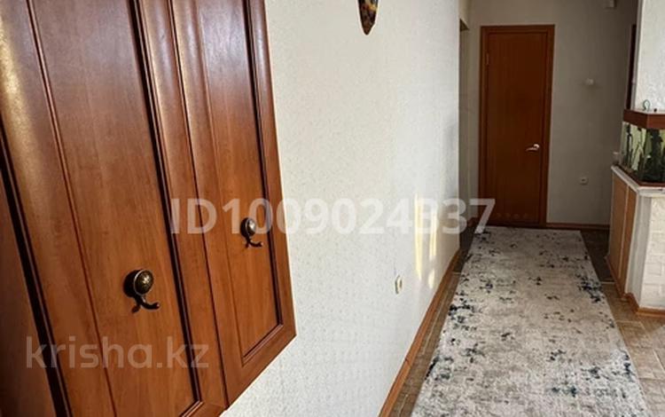 3-комнатная квартира · 63.3 м² · 9/9 этаж, мкр Юго-Восток, Республика даңғылы 4 — Муканова мен Республика қиылысы за 22 млн ₸ в Караганде, Казыбек би р-н — фото 3