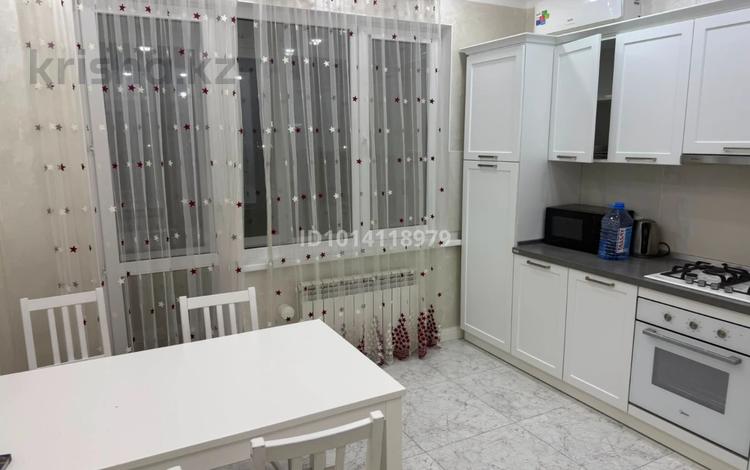 2-комнатная квартира · 67 м² · 4/9 этаж, мкр Нурсая, Абулхайр-хана 63 за 350 000 ₸ в Атырау — фото 2