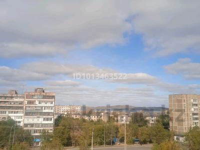3-бөлмелі пәтер · 47 м² · 5/5 қабат, 6м-р 44 — 10 школа, бағасы: 10 млн ₸ в Темиртау