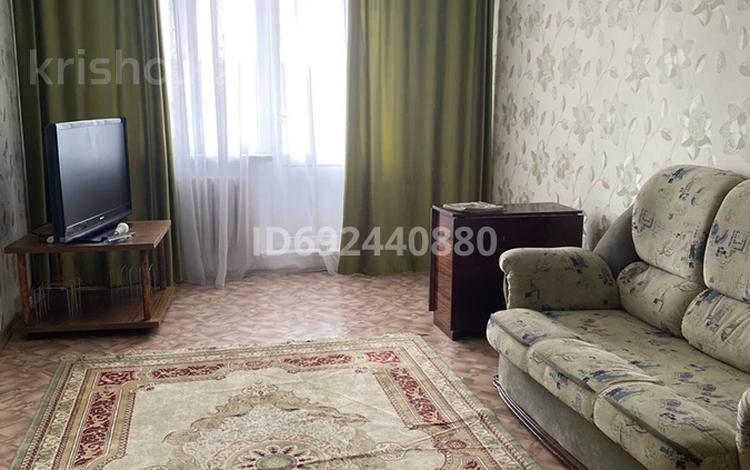 3-бөлмелі пәтер, 80 м², 8/9 қабат ай сайын, Мкр10 2 — Абая, бағасы: 250 000 〒 в Аксае — фото 2