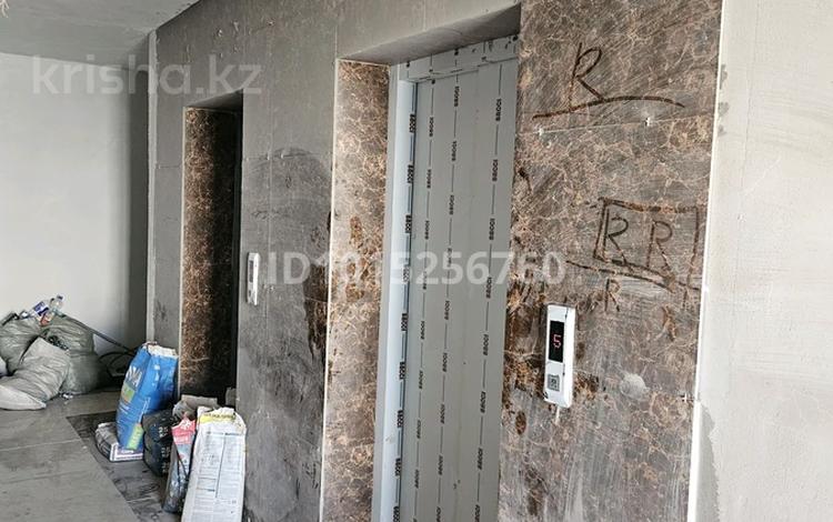 3-бөлмелі пәтер · 100 м², 12 ш/а. Бокенбай батыра 8, бағасы: 45 млн ₸ в Актобе, мкр 12 — фото 2
