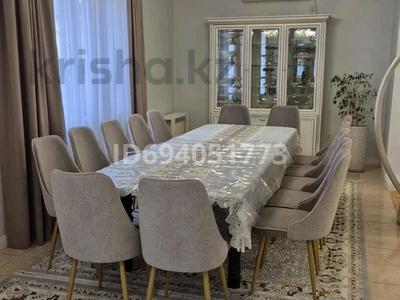 Отдельный дом · 4 комнаты · 255 м² · 8 сот., мкр Азаулы 4 за 80 млн 〒 в Уральске