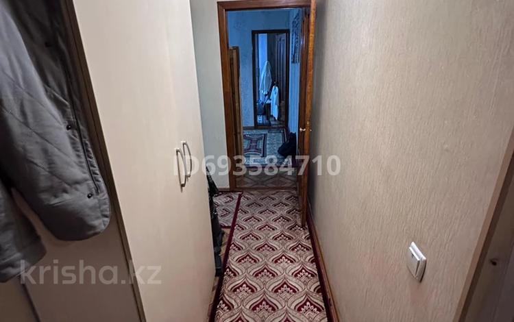 2-комнатная квартира, 46 м², 3/4 этаж помесячно, мкр Сайран 4 за 250 000 〒 в Алматы, Ауэзовский р-н — фото 2