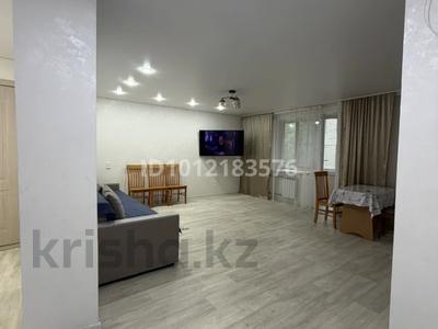 2-комнатная квартира · 50 м² · 2/5 этаж, ул. Бурова 19/1 за 15 000 ₸ в Усть-Каменогорске, Ульбинский