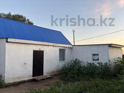 Отдельный дом · 4 комнаты · 75 м², Кирпичная 35/1 — В сторону кирпичного завода , по дороге зона отдыха Халва за 100 000 〒 в Актобе, жилой массив Кирпичный