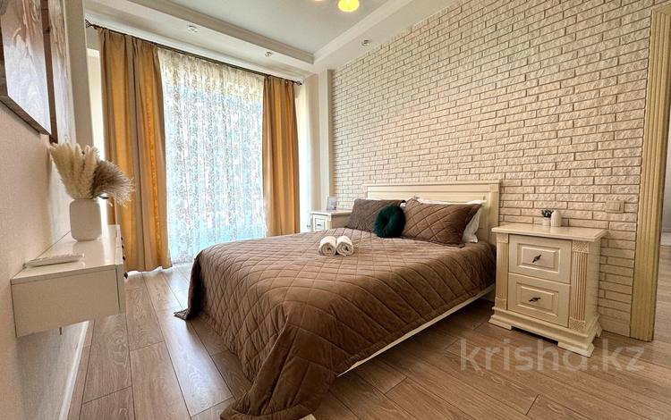 2-комнатная квартира · 65 м² · 11/15 этаж, Манаса 22/2 — Абая за 35 000 ₸ в Алматы, Алмалинский р-н — фото 2