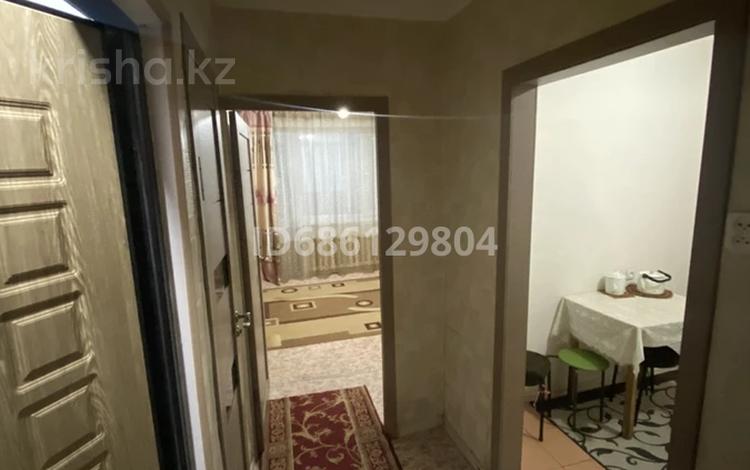 1-комнатная квартира, 35 м², 1/5 этаж посуточно, 5 мкр за 6 000 〒 в Талдыкоргане, мкр Самал — фото 2