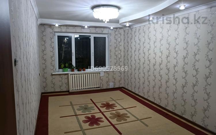 3-комнатная квартира, 67 м², 2/5 этаж помесячно, мкр Айнабулак-3 90