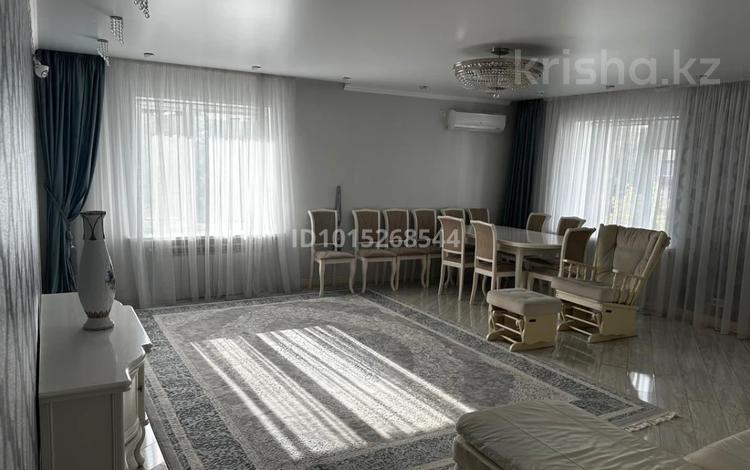 4-бөлмелі пәтер · 163 м² · 5/5 қабат, Ихсанова 54, бағасы: 65 млн ₸ в Уральске, мкр Школьник — фото 2