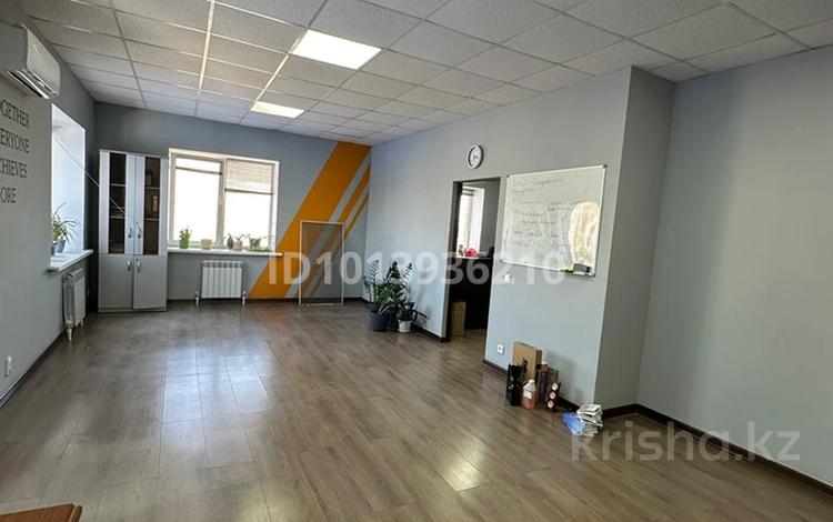 Офисы · 180 м² за 540 000 ₸ в Актобе, мкр Шанхай — фото 3