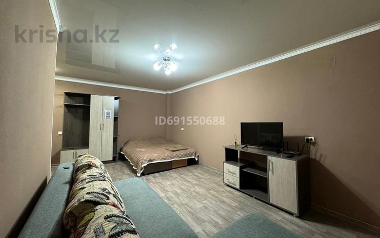 1-комнатная квартира, 36 м², 8/9 этаж посуточно, Валиханова 145 за 10 000 〒 в Семее — фото 2