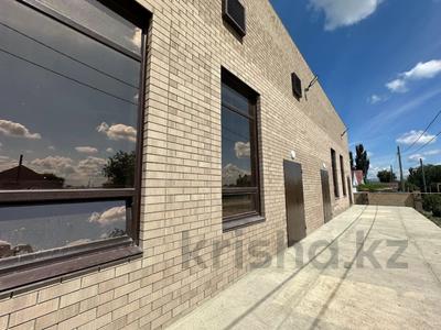 Свободное назначение, офисы, магазины и бутики, склады, общепит, салоны красоты, бани, гостиницы и зоны отдыха, образование · 900 м² за 325 млн 〒 в Костанае