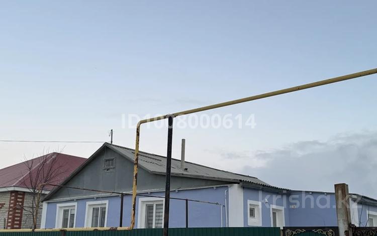 Отдельный дом · 4 комнаты · 132 м² · 1000 сот., мкр Рембаза, Туран 7 — Дом находится вдоль дороги, напротив Сарыкамысa.* за 48 млн 〒 в Атырау — фото 2