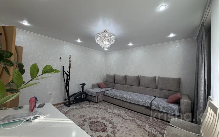 3-бөлмелі пәтер · 63.2 м² · 5/10 қабат, Голубые пруды ш/а. 13, бағасы: 26 млн ₸ в Караганде, Алихана Бокейханова р-н — фото 2