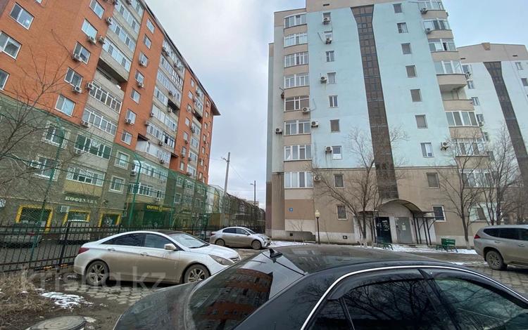 2-комнатная квартира, 75 м², 1/9 этаж посуточно, Сатпаева 29 за 10 000 〒 в Атырау — фото 2