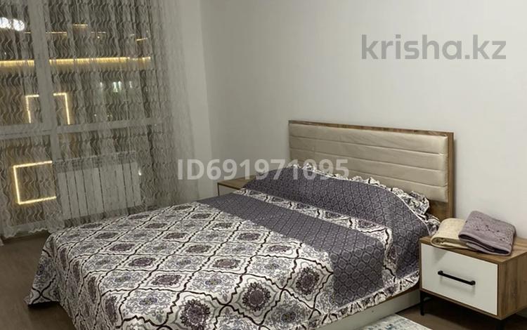 2-комнатная квартира, 60 м², 8 этаж посуточно, 28 за 15 000 〒 в Туркестане — фото 2